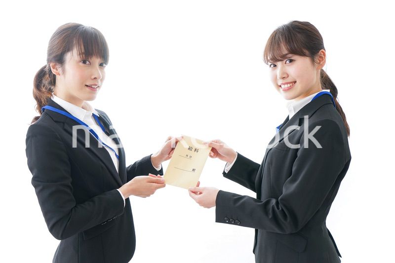 若いビジネスウーマンと給料