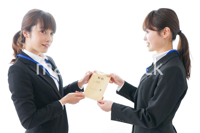 若いビジネスウーマンと給料