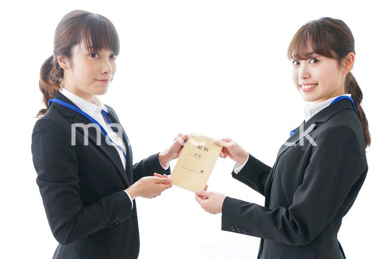 若いビジネスウーマンと給料