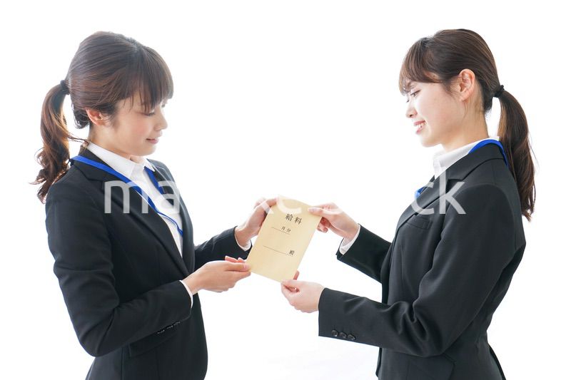 若いビジネスウーマンと給料