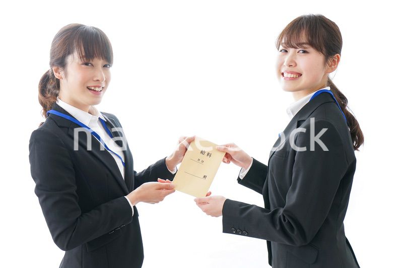 若いビジネスウーマンと給料