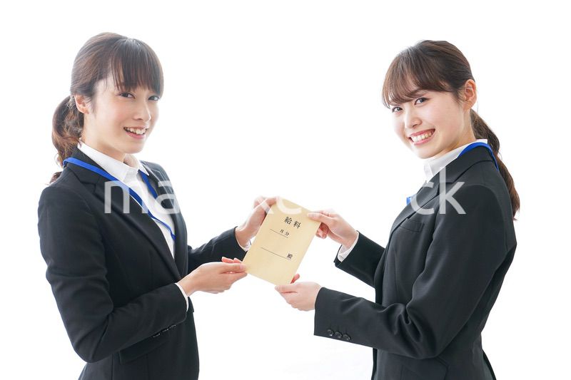 若いビジネスウーマンと給料