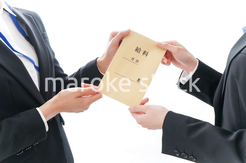 若いビジネスウーマンと給料