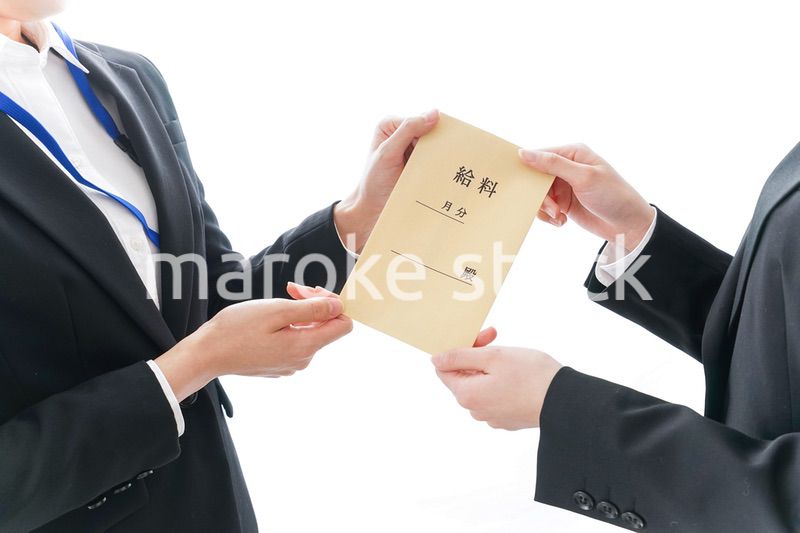 若いビジネスウーマンと給料