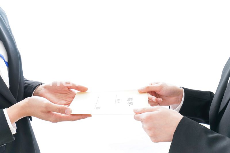 若いビジネスウーマンと給料