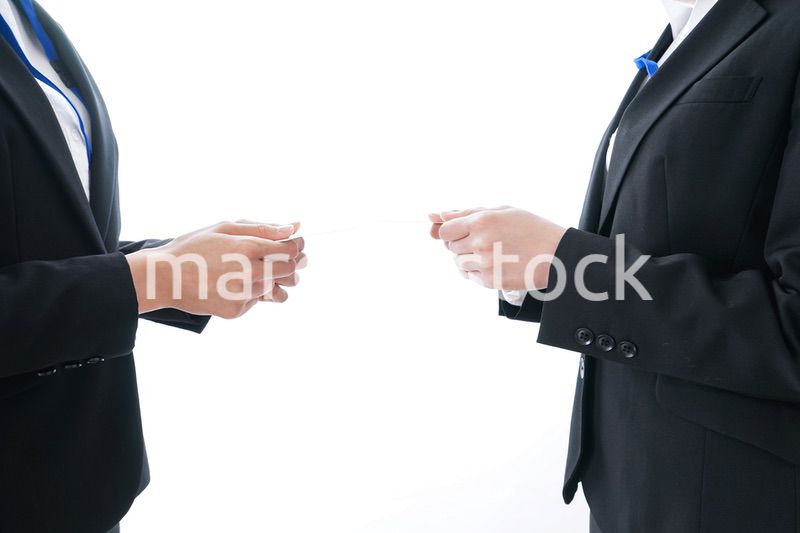 名刺交換をするビジネスパーソン