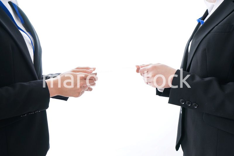 名刺交換をするビジネスパーソン
