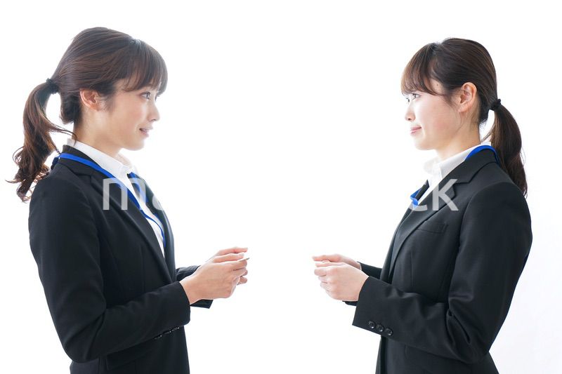 名刺交換をするビジネスパーソン