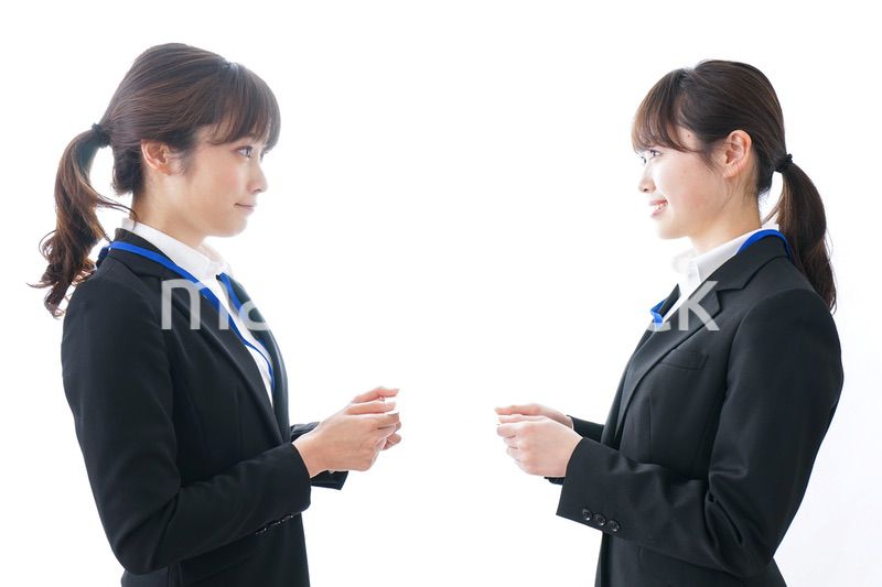 名刺交換をするビジネスパーソン
