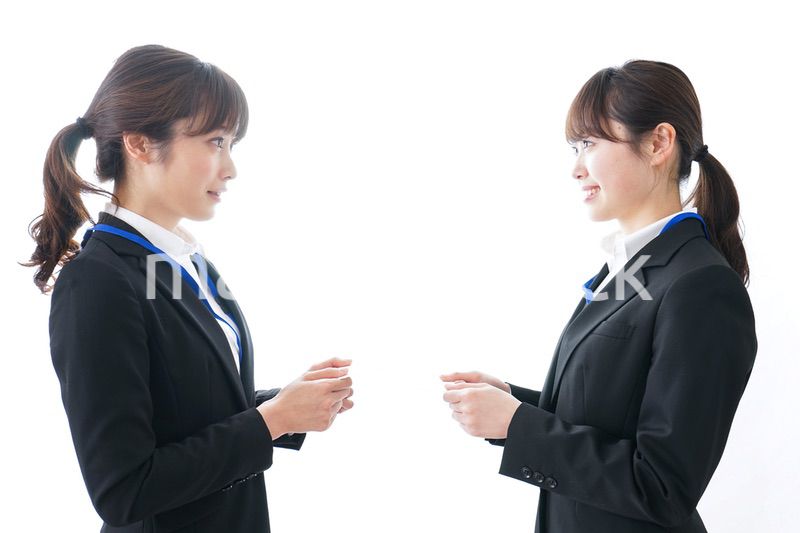 名刺交換をするビジネスパーソン