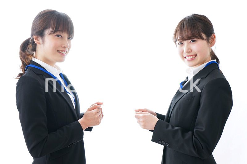 名刺交換をするビジネスパーソン