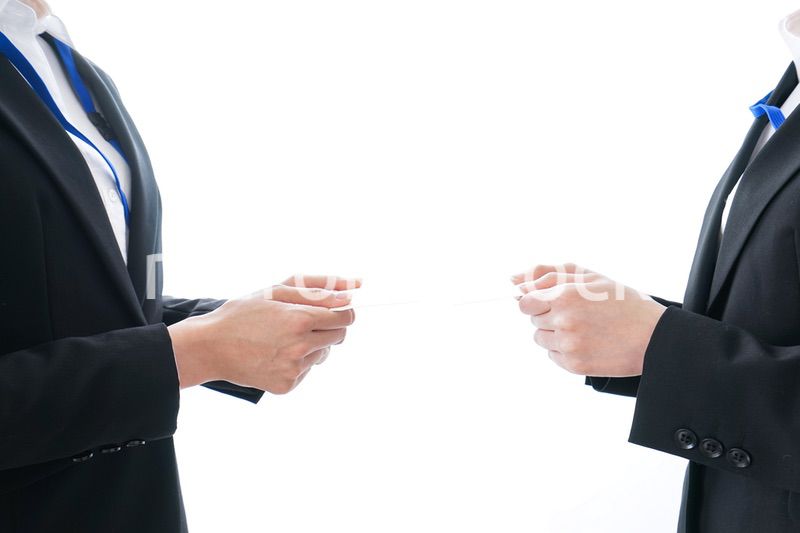 名刺交換をするビジネスパーソン