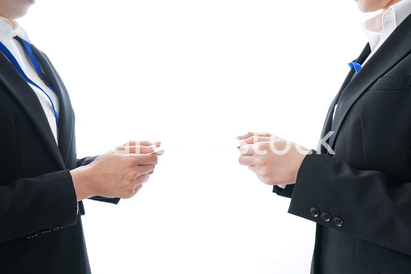名刺交換をするビジネスパーソン