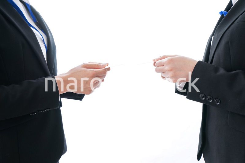 名刺交換をするビジネスパーソン