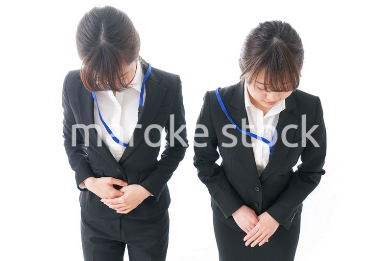 謝罪・お辞儀をするビジネスパーソン