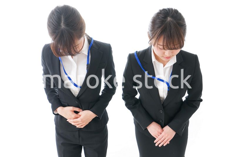 謝罪・お辞儀をするビジネスパーソン