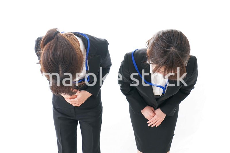 謝罪・お辞儀をするビジネスパーソン