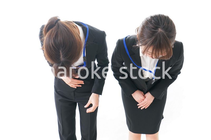 謝罪・お辞儀をするビジネスパーソン