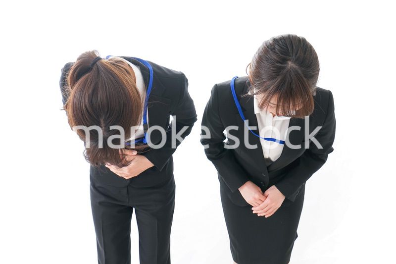 謝罪・お辞儀をするビジネスパーソン