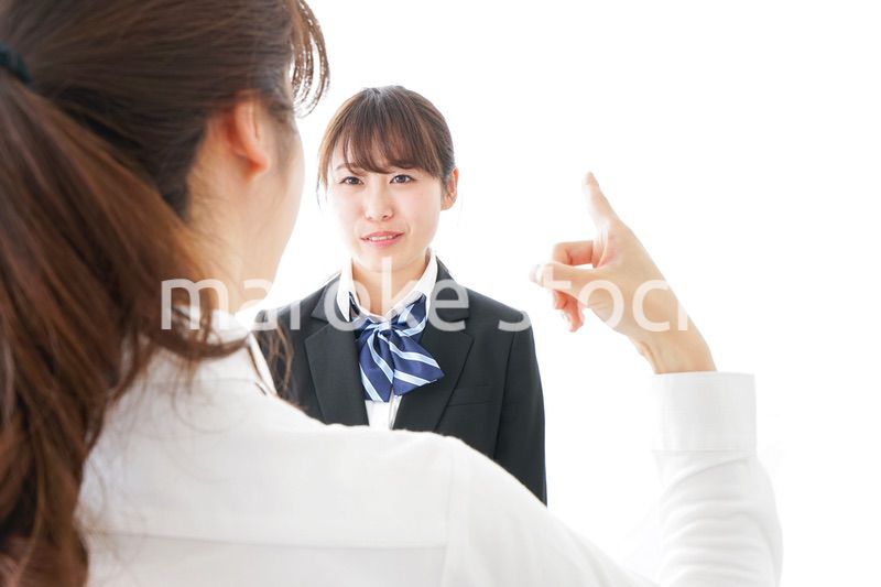 先生に怒られる生徒