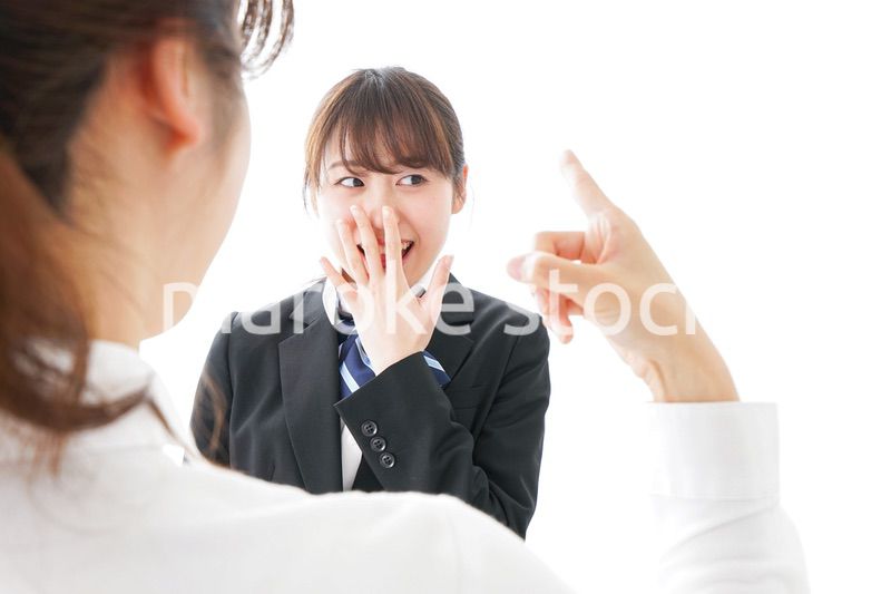 先生に怒られる生徒