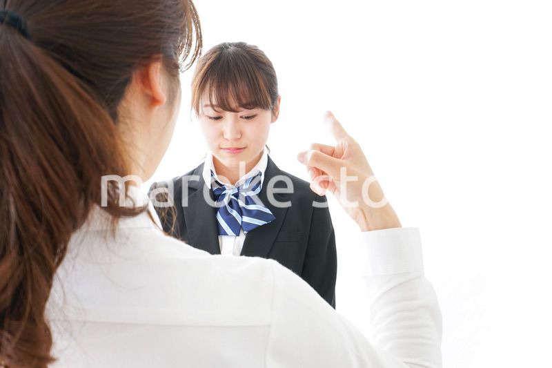 先生に怒られる生徒