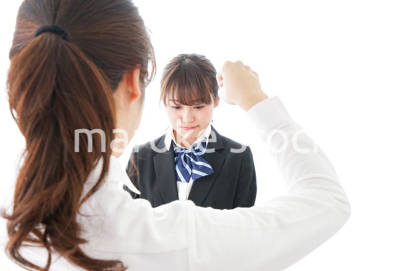 先生に怒られる生徒
