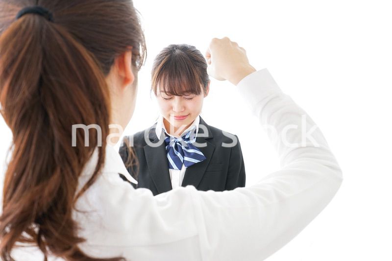 先生に怒られる生徒