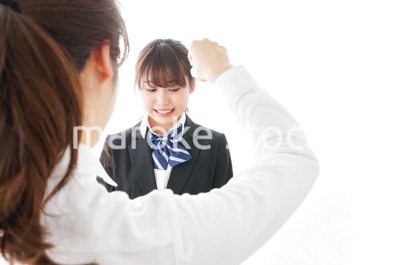 先生に怒られる生徒