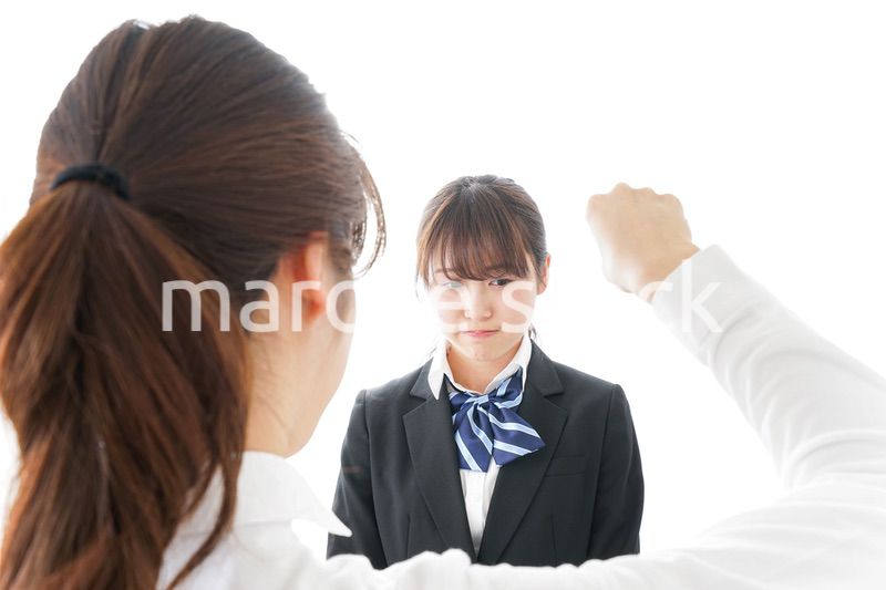 先生に怒られる生徒