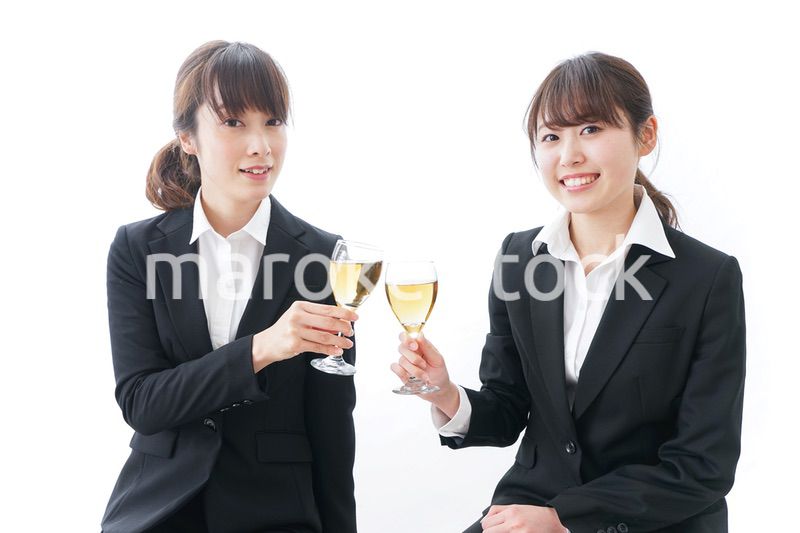 飲み会をする若手社員