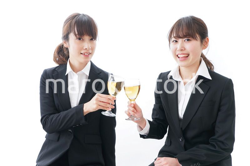 飲み会をする若手社員