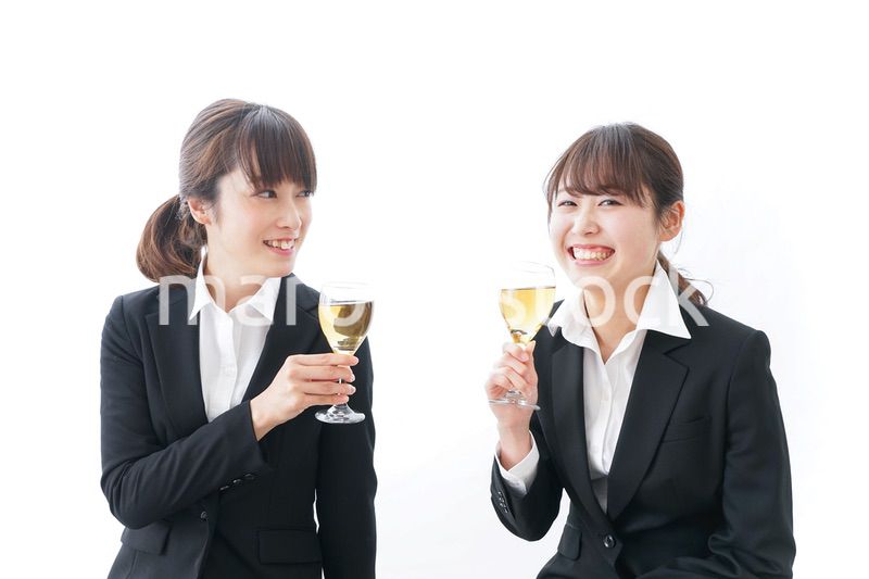 飲み会をする若手社員