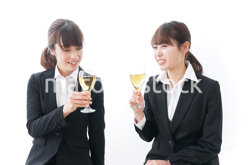 飲み会をする若手社員
