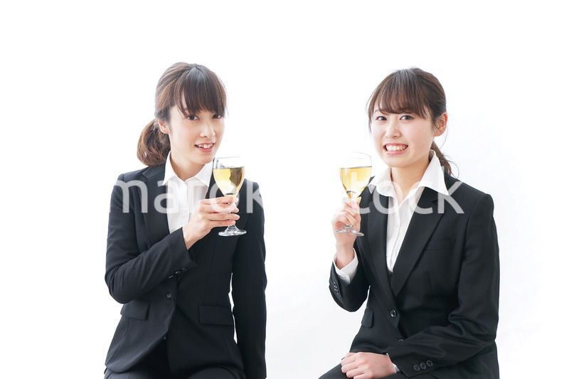 飲み会をする若手社員
