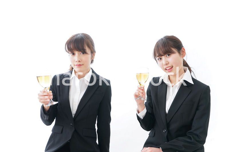 飲み会をする若手社員