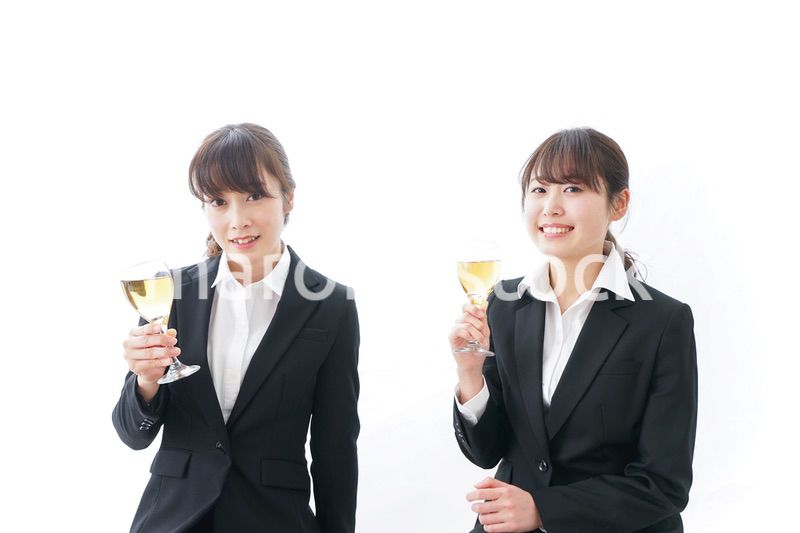 飲み会をする若手社員