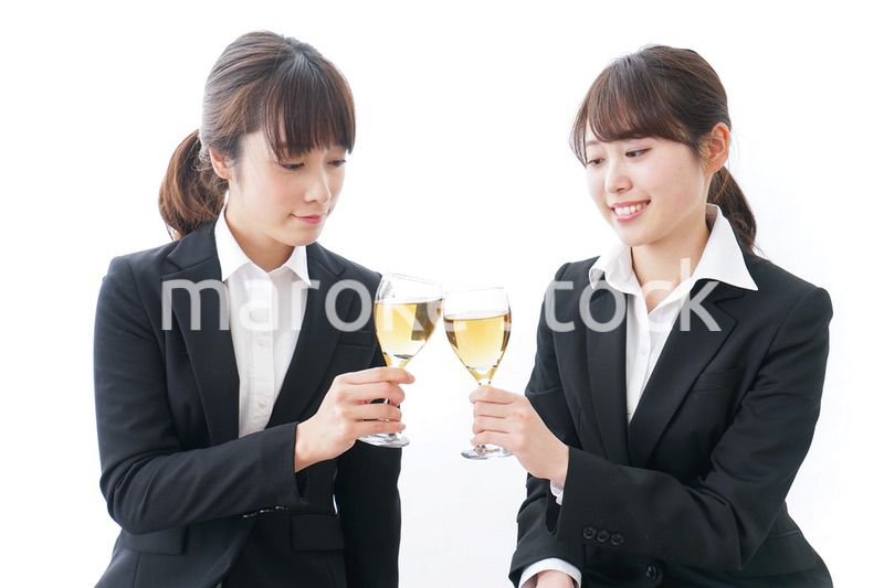 飲み会をする若手社員