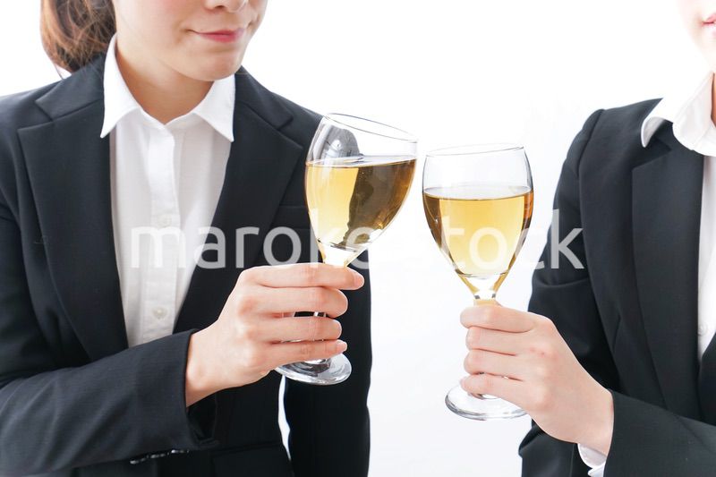 飲み会をする若手社員