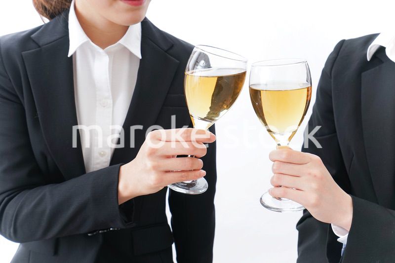 飲み会をする若手社員