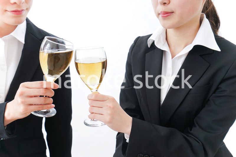 飲み会をする若手社員