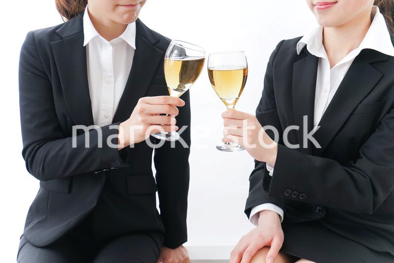 飲み会をする若手社員
