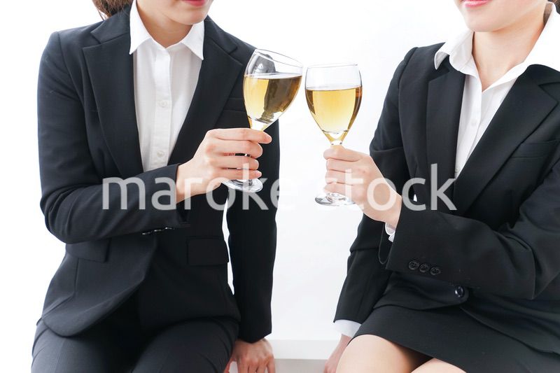 飲み会をする若手社員