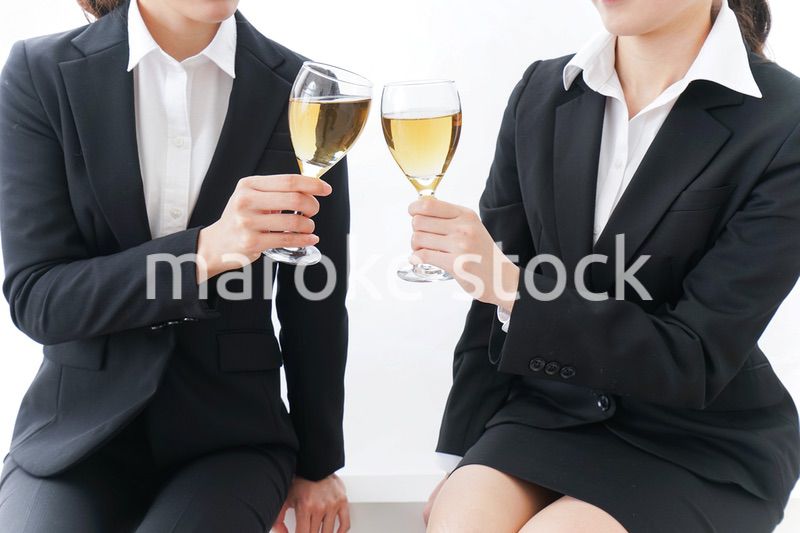 飲み会をする若手社員