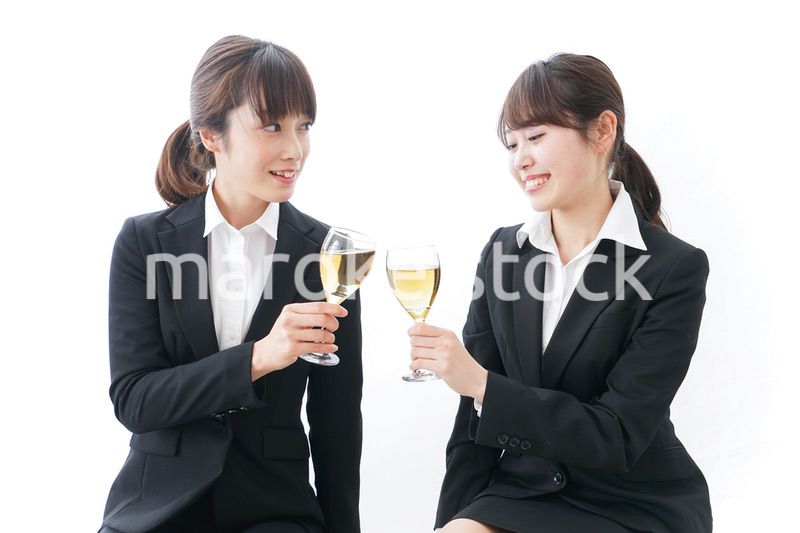飲み会をする若手社員