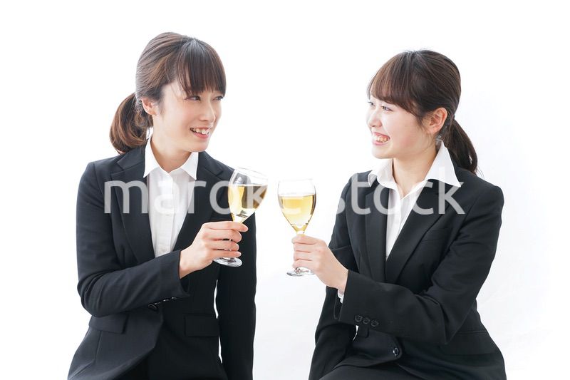 飲み会をする若手社員