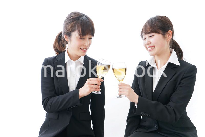 飲み会をする若手社員