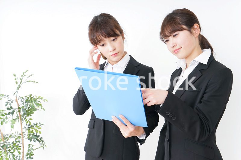 ブリーフィングをするビジネスウーマン