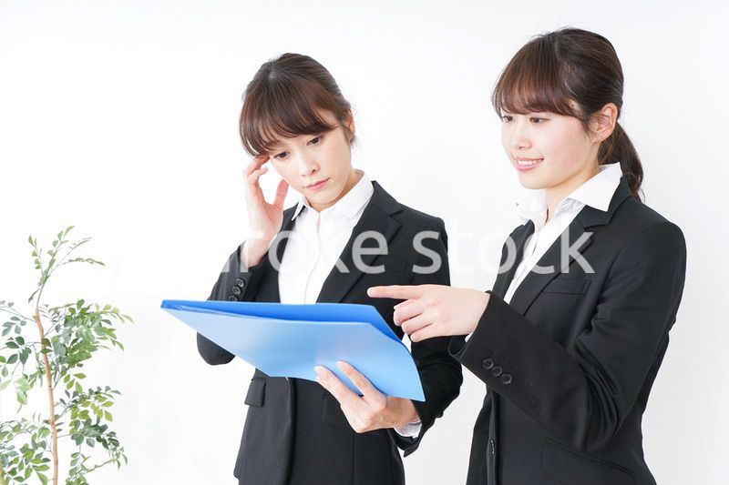 ブリーフィングをするビジネスウーマン