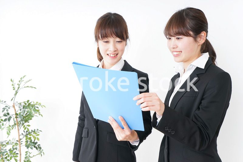 ブリーフィングをするビジネスウーマン